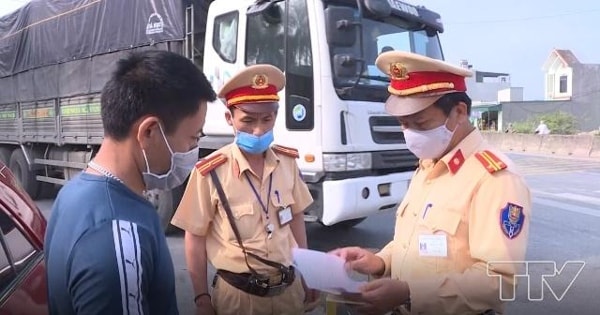 Công an Thanh Hóa kiểm tra một trường hợp vi phạm trong đợt ra quân tổng kiểm soát giao thông. Ảnh: TTV
