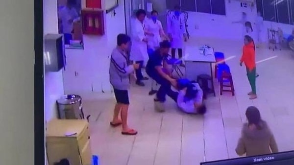 Hình ảnh ông L.V.P hành hung bảo vệ và điều dưỡng tại bệnh viện (ảnh cắt từ clip)