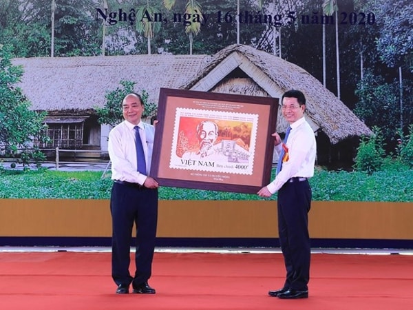 Bộ trưởng Bộ Thông tin và Truyền thông Nguyễn Mạnh Hùng tặng bức tranh tem cho Thủ tướng Nguyễn Xuân Phúc. Ảnh: TTXVN