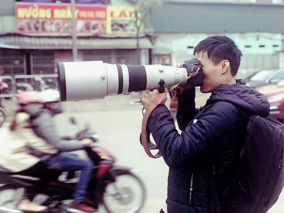 Theo phóng viên Phi Hùng, đầu tiên bạn cần quan sát, hiểu thực địa ở khu vực đó sau đó tìm chỗ đứng để dễ dàng quan sát được nhân vật sự kiện mình đang hướng tới.