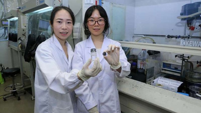 Giáo sư Lu Yi-chun (trái) và tiến sĩ Jing Xie trình bày nguyên mẫu điện phân.