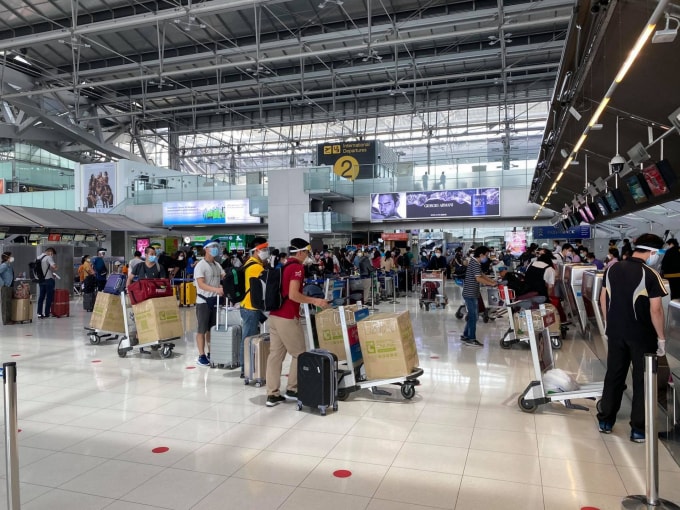 Hành khách làm thủ tục trước khi lên máy bay. Ảnh: T.T/Báo Quốc tế