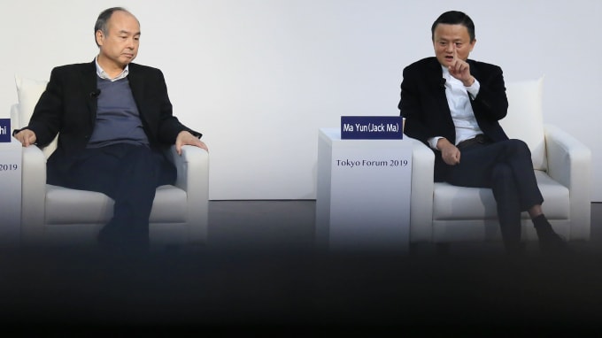 CEO Masayoshi Son của Softbank đối mặt với khó khăn khi tỷ phú Jack Ma rời Hội đồng quản trị - Ảnh: Ken Kobayashi