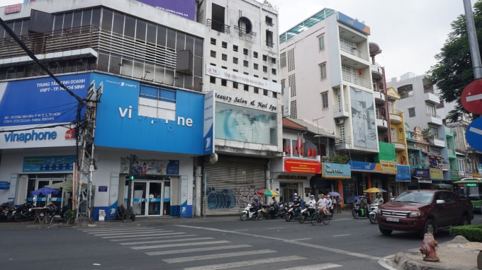 Căn nhà nhỏ ở số 5 Đường Châu Văn Liên, Q. 5 (căn nhà có bảng hiệu màu đỏ) là nơi Chủ tịch Hồ Chí Minh đã ở trước lúc ra đi tìm đường cứu nước.