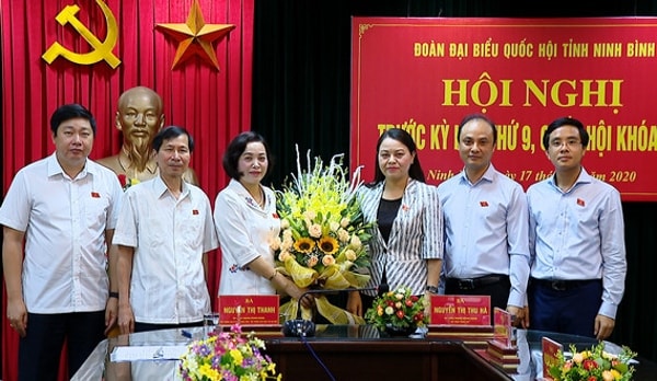 Bà Nguyễn Thị Thanh tặng hoa, chúc mừng Trưởng đoàn Đại biểu Quốc hội tỉnh Ninh Bình Nguyễn Thị Thu Hà