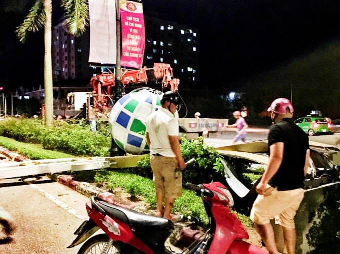 Hàng loạt cột đèn trang trí bị quật ngã sau giông