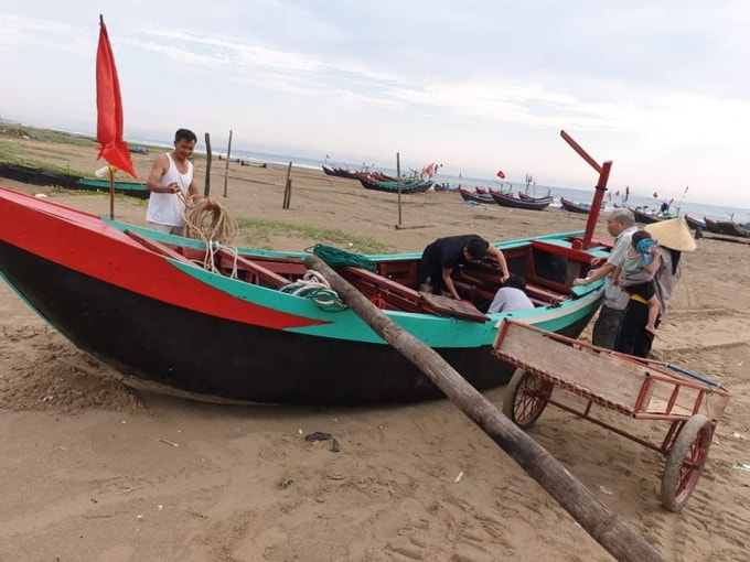 Một chiếc thuyền của ngư dân bị chìm tối qua đang được tu sửa lại