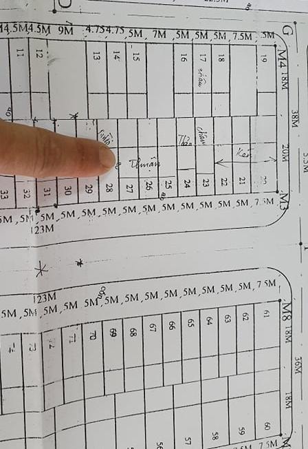 Khu đất ở có diện tích 830,8m2 của gia đình ông Thắng, bà Tâm đã bị vẽ thành các lô nhỏ để cho người dân tái định cư và đã từng có việc chuyển nhượng trái thẩm quyền
