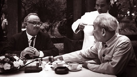Nhà báo Wilfred Graham Burchett trong một lần phỏng vấn Bác Hồ. Ảnh: The Australian.