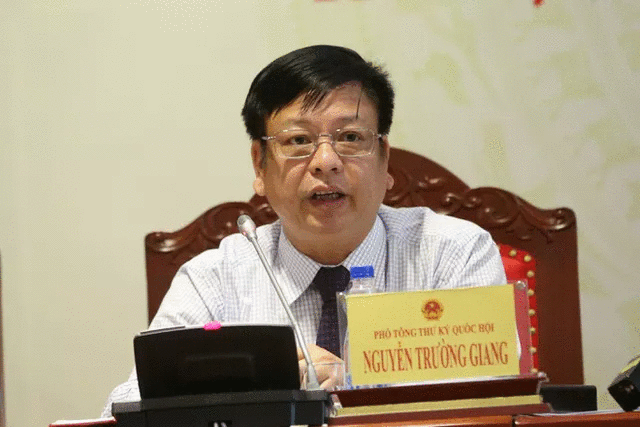 Ông Nguyễn Trường Giang trả lời câu hỏi của phóng viên tại buổi họp báo chiều 18/5.