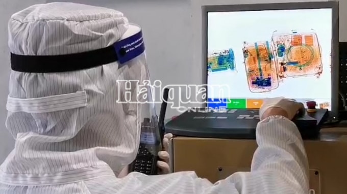 Lực lượng Hải quan kiểm tra hành lý của khách xuất cảnh. Ảnh: Quang Hùng