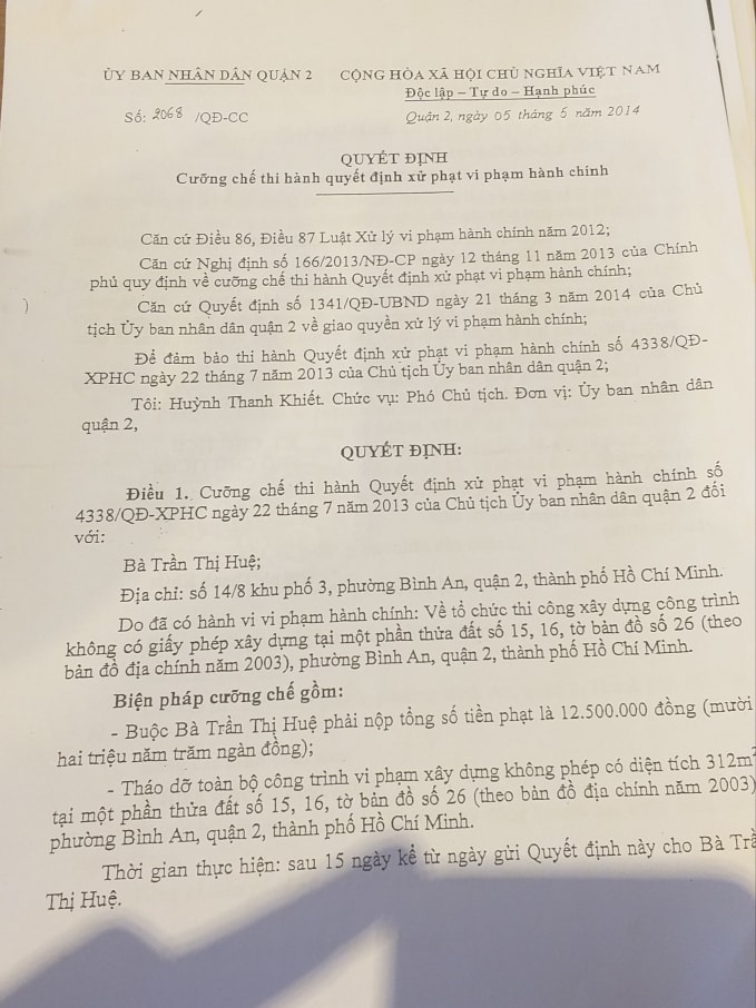 ... và quyết định cưỡng chế của UBND quận 2.
