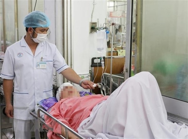 Một bệnh nhân của vụ tai nạn giao thông giữa xe khách và xe trộn bê tông được các y bác sỹ Bệnh viện Chợ Rẫy theo dõi, điều trị. Ảnh: TTXVN