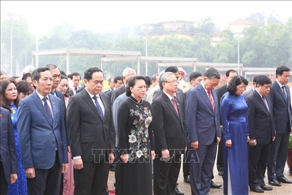 Chủ tịch Quốc hội Nguyễn Thị Kim Ngân, cùng các đồng chí lãnh đạo Đảng, Nhà nước, MTTQ Việt Nam đặt vòng hoa và vào lăng viếng Chủ tịch Hồ Chí Minh. Ảnh: TTXVN