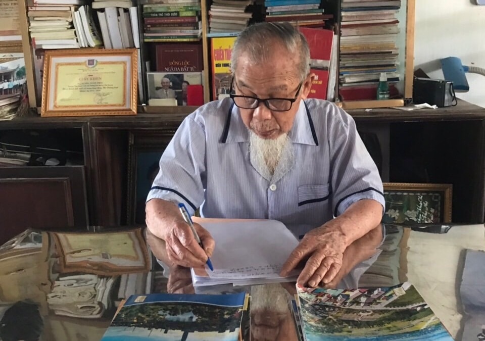 Ông Dương Xuân Thâu, năm nay đã ngoài 90 tuổi nhưng vẫn đam mê viết báo. Ảnh Hương Lài