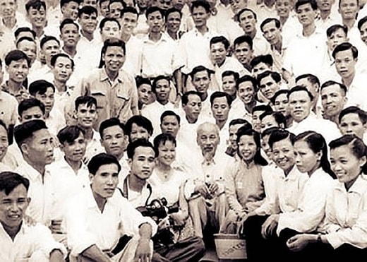 Chủ tịch Hồ Chí Minh với các nhà báo vào năm 1960. Ảnh tư liệu
