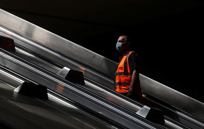 Một người đàn ông đeo khẩu trang tại ga tàu điện ngầm ở London, Anh. Ảnh: Reuters