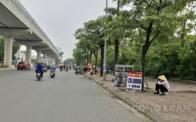 Bảo hiểm xe máy bán rong tràn lan trên các tuyến đường với giá “siêu rẻ 20.000 đồng/năm”