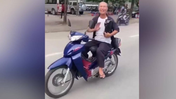 Người đàn ông 'làm xiếc' trên xe máy . Ảnh cắt từ clip