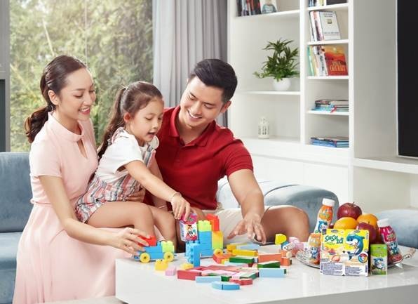 Sữa chua uống Vinamilk SuSu IQ, chứa DHA, Vitamin A, cùng Canxi và Vitamin B6, B12 và cả chất xơ hòa tan rất tốt cho hệ tiêu hóa của bé.