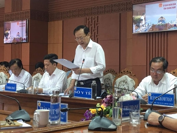 Ông Nguyễn Văn Hai, Giám đốc Sở Y tế Quảng Nam báo cáo về việc thực hiện gói thầu mua sắm hệ thống máy xét nghiệm Rea-ltime PCR tự động, ngày 29/4/2020. Ảnh: TNO