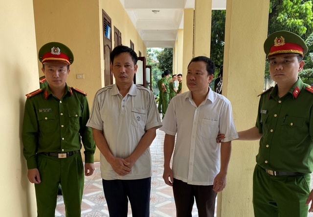 Hai quan xã bị bắt vì bán đất trái thẩm quyền.