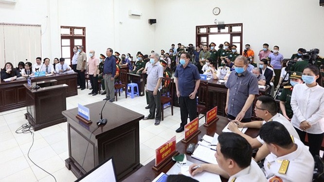 Phiên tòa xét xử cựu Thứ trưởng Bộ Quốc phòng, cựu Tư lệnh Nguyễn Văn Hiến, Đinh Ngọc Hệ (tức Út 'trọc') cùng 6 bị cáo liên quan đến vụ thâu tóm đất vàng của Quân chủng Hải quân. Ảnh: TAQS