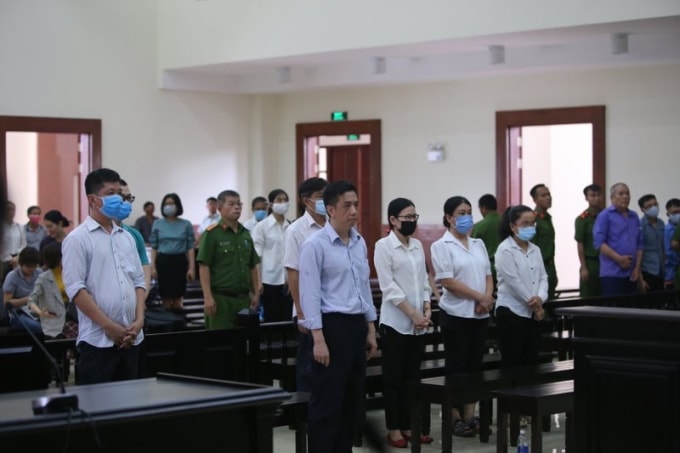 Các bị cáo nghe tuyên án tại phiên tòa. Ảnh: H.Y