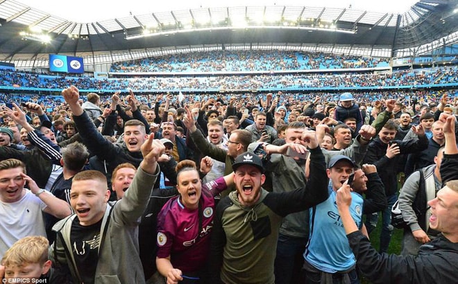 Cổ động viên Man City nhận tin vui từ UEFA. Ảnh: MEPICS Sport