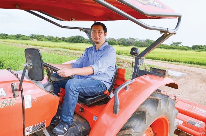 Nhà báo Dương đình Tường trong một chuyến đi thăm ruộng.