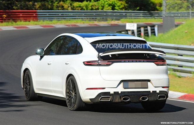 Cụm hai ống xả kép trên đời xe Cayenne Coupe hiện tại được thay thế bởi hai ống xả tròn đường kính lớn hơn và đặt sát nhau ở chính giữa cản sau.