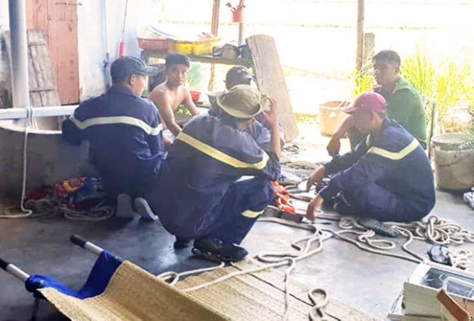 Do miệng giếng nhỏ nên công tác trục vớt gặp nhiểu khó khăn. Ảnh: TL