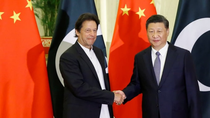 Thủ tướng Pakistan Imran Khan và Chủ tịch Trung Quốc Tập Cận Bình gặp nhau tại Đại lễ đường Nhân dân ở Bắc Kinh, ngày 2 tháng 11 năm 2018 - Ảnh: Reuters