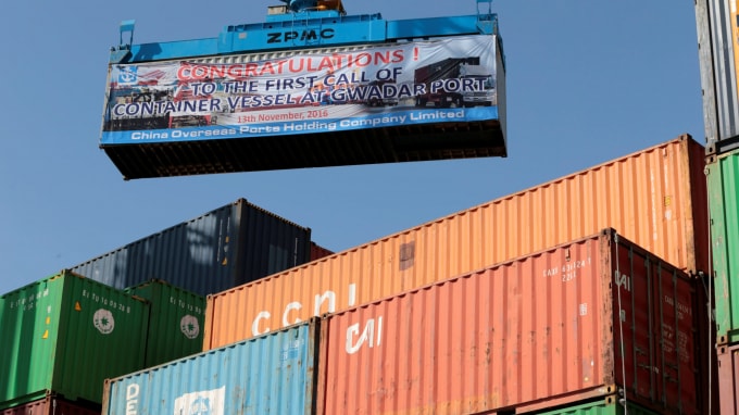 Một container được đưa lên tàu Trung Quốc đầu tiên khởi hành sau khi khánh thành cảng Hành lang kinh tế Trung Quốc - Pakistan ở Gwadar, Pakistan vào ngày 13 tháng 11 năm 2016 - Ảnh: Reuters