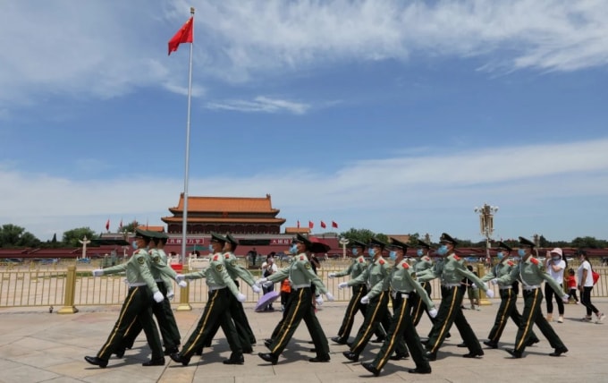 Cảnh sát vũ trang đi bộ qua Quảng trường Thiên An Môn ở Bắc Kinh - Ảnh: Simon Song
