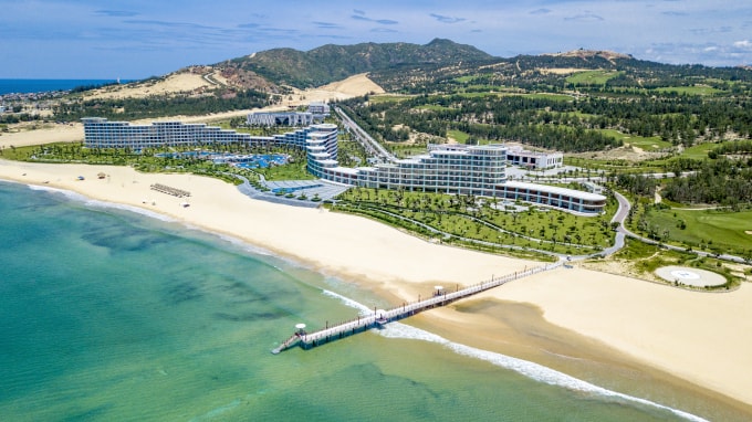 Nhiều du khách tranh thủ cơ hội “vàng” để săn combo giá tốt tại các resort 5 sao trong mùa hè này (Ảnh: FLC Quy Nhơn).