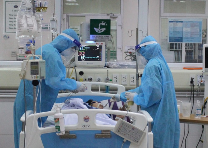 Điều trị bệnh nhân Covid-19 diễn biến nặng tại Bệnh viện Bệnh nhiệt đới Trung ương - Ảnh: NLĐ