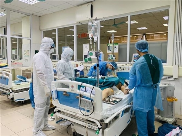 Bệnh nhân số 91 có 46 ngày chạy ECMO, 27 ngày mở khí quản. Ảnh minh họa/TTXVN