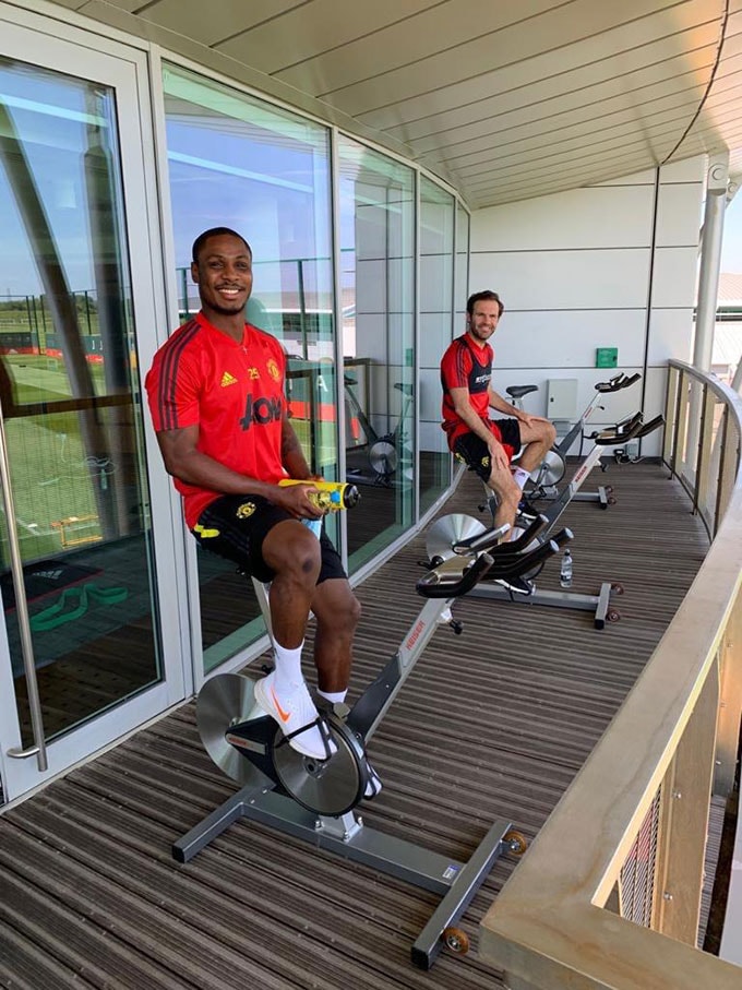 Ighalo vui vẻ bên Mata.