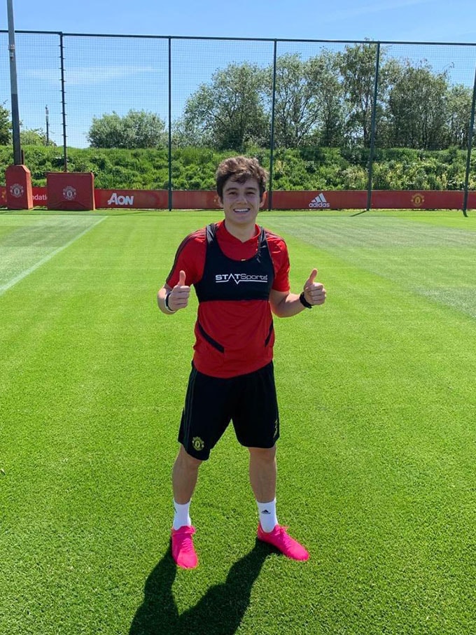 Martial và Daniel James háo hức trở lại sân tập. Ảnh: Manchester Evening News