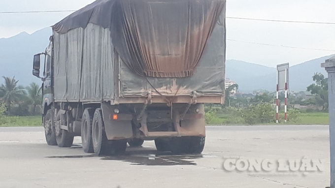 Sau khi CSGT xử lý, chiếc xe không biển số, có dấu hiệu chở quá tải lại được tiếp tục hành trình