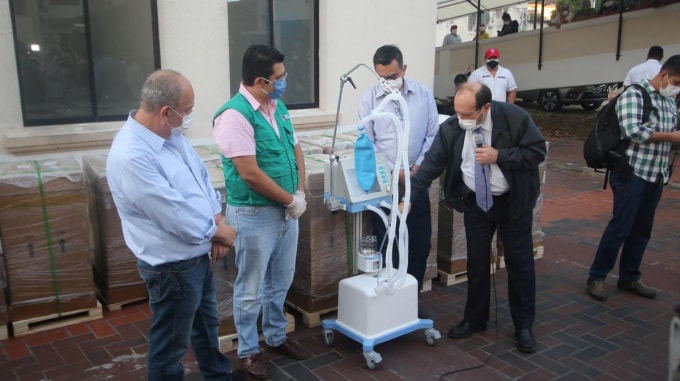 Cựu Bộ trưởng Y tế Bolivia Marcelo Navajas xem xét một chiếc máy thở ở Santa Cruz. Ảnh: Reuters