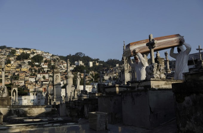 Một người tử vong vì Covid-19 được đem đi chôn cất ở Rio de Janeiro, Brazil. Ảnh: Reuters
