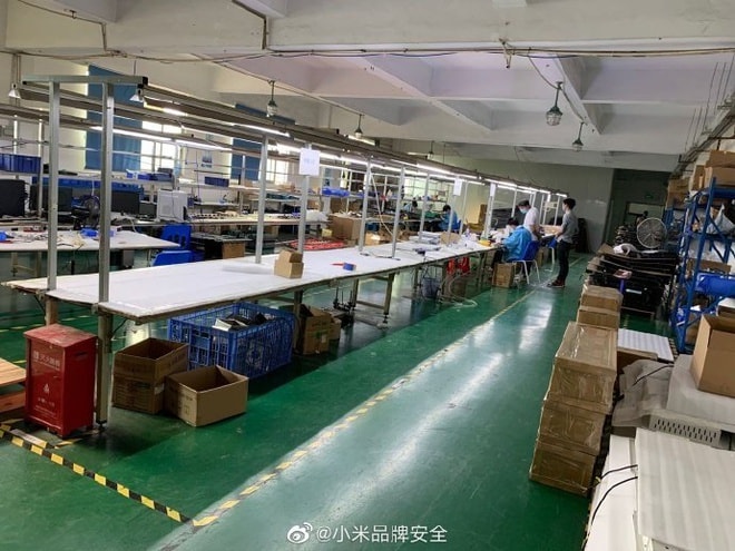 Nhà máy sản xuất tai nghe Xiaomi nhái tại Trung Quốc. Ảnh: Weibo.
