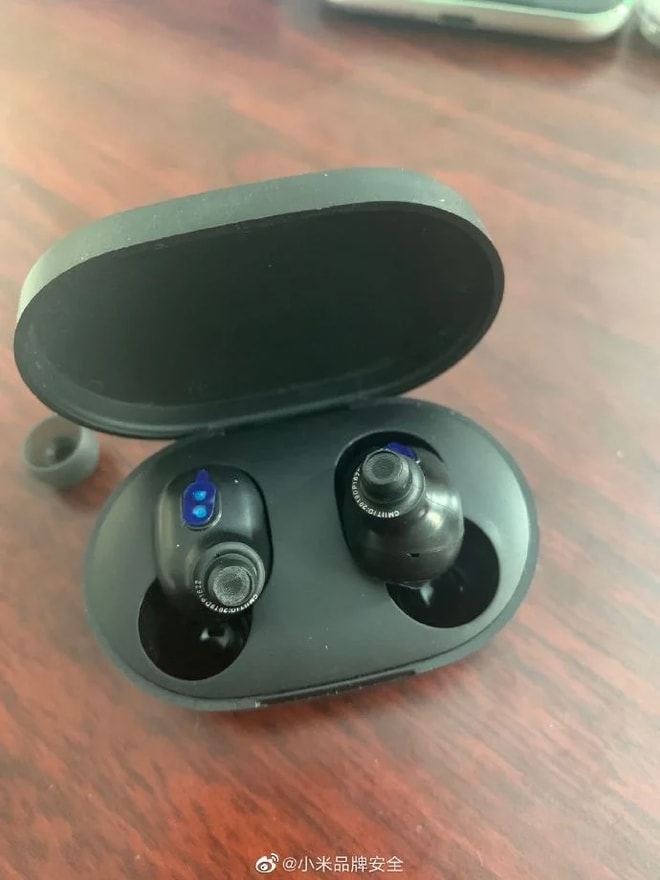 Một chiếc tai nghe Bluetooth Xiaomi hàng nhái. Ảnh: Weibo.