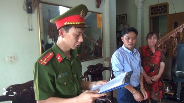 Cơ quan chức năng công bố lệnh bắt tạm giam Lê Quang Đức. Ảnh: công an cung cấp