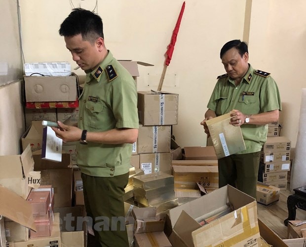 Thu giữ lô mỹ phẩm làm đẹp nghi hàng nhập lậu. Ảnh: TL
