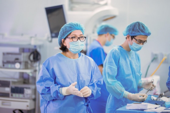 Thạc sĩ, Bác sĩ Đinh Thị Hiền Lê - Bác sĩ cao cấp khoa Sản BVĐK Tâm Anh, Hà Nội là người trực tiếp phẫu thuật cho thai phụ bị hội chứng truyền máu hiếm gặp và nguy hiểm này.