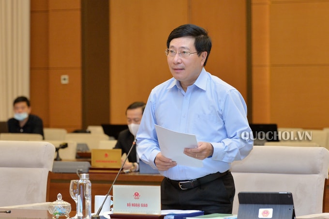 Phó Thủ tướng, Bộ trưởng Bộ Ngoại giao Phạm Bình Minh trình bày về dự án Luật Thỏa thuận quốc tế (ảnh Quochoi.vn)