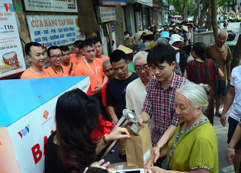 Người dân xếp hàng nhận gạo từ cây